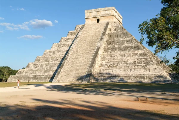Пирамида Кукулкана Эль-Кастильо в Чичен-Ице — стоковое фото
