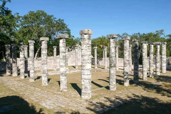 Chichen Itza, oszlopai a templom ezer harcosok — Stock Fotó