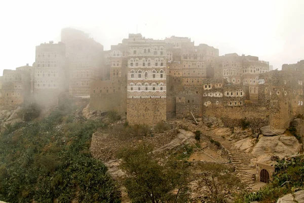 Село Аль-Hajjarah на горах адміністративний центр шахрестану — стокове фото