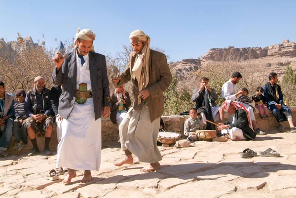 Mannen dansen de traditionele dans — Stockfoto