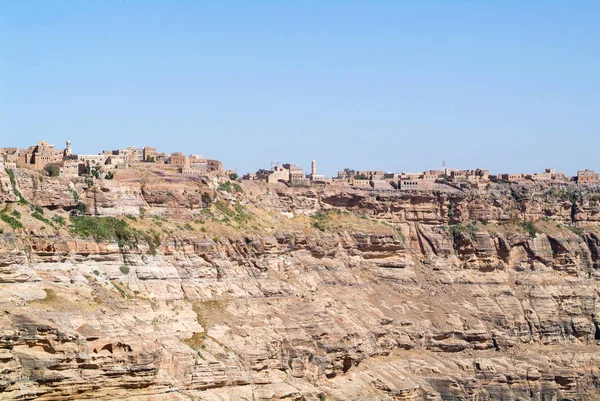 Rocas rojas y casas antiguas —  Fotos de Stock