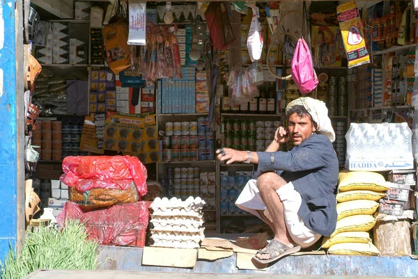 Człowiek w sprzedaży żywności o Habbabah — Zdjęcie stockowe