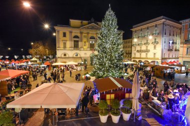 İnsanlar Noel pazarında alışveriş 