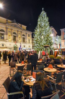 İnsanlar Noel pazarında alışveriş 