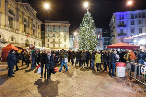 Mensen winkelen op de kerstmarkt — Stockfoto