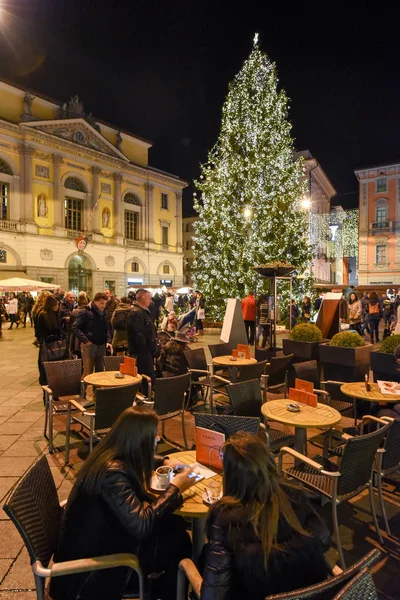 Les gens qui font du shopping sur le marché de Noël — Photo