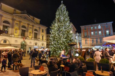 İnsanlar Noel pazarında alışveriş 