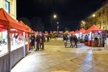 İnsanlar Noel pazarında alışveriş 