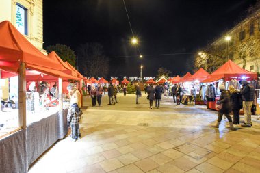 İnsanlar Noel pazarında alışveriş 