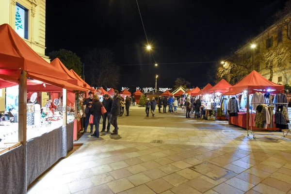 Människor som handlar på julmarknaden — Stockfoto