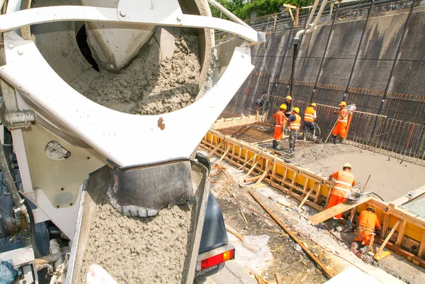 Truck operator wylewanie cementu z pompą — Zdjęcie stockowe
