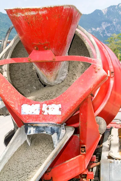 Lkw-Fahrer schüttet Zement in Kranschaufel — Stockfoto