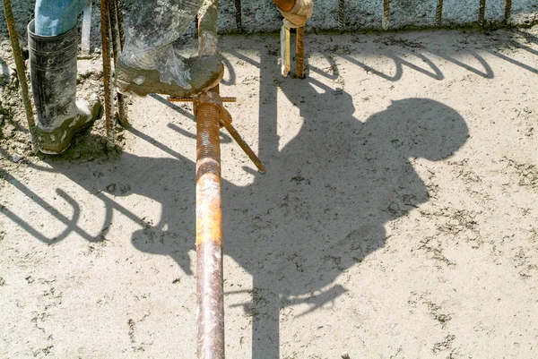 Trabajador callejero vertiendo cemento con una bomba —  Fotos de Stock