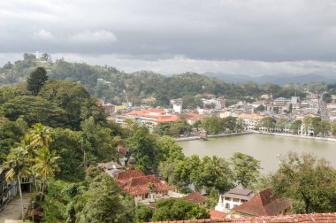 Kandy göl ve tepenin üstüne big Buddha