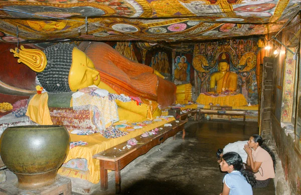 Creyentes rezando en el monasterio Aluvihara de Matale en Sri Lanka — Foto de Stock