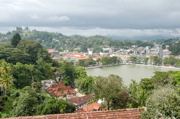 Lago Kandy e grande Buda no topo da colina — Fotografia de Stock