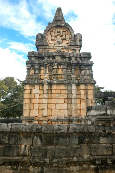 那烂陀寺 Gedige 寺，古代完整的石头建筑附近马塔 — 图库照片