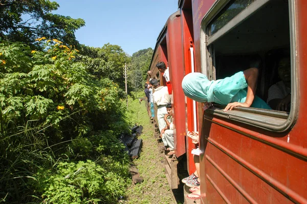 O trem para Kandy no Sri Lanka — Fotografia de Stock