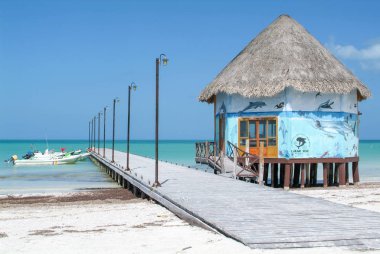 Holbox Island ahşap iskele ile deniz kenarı