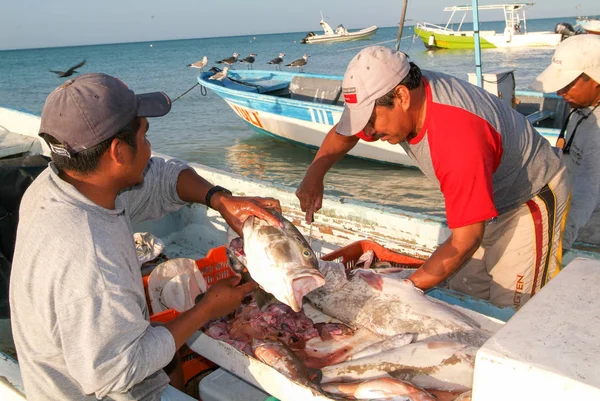 Рыбаки на них лодка на пляже Holbox острова — стоковое фото