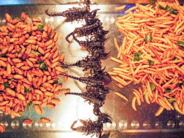 Kızarmış böcekler Khao San Road üzerinde Bangkok Pazar