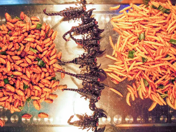Smažený hmyz na trh ulice Khao San v Bangkoku — Stock fotografie