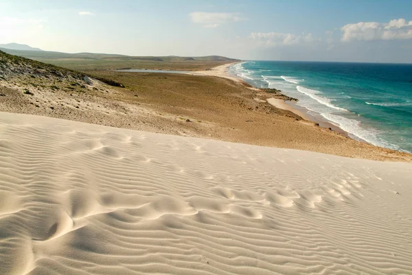 Lidské stopy na bílém písku pláže Deleisha — Stock fotografie