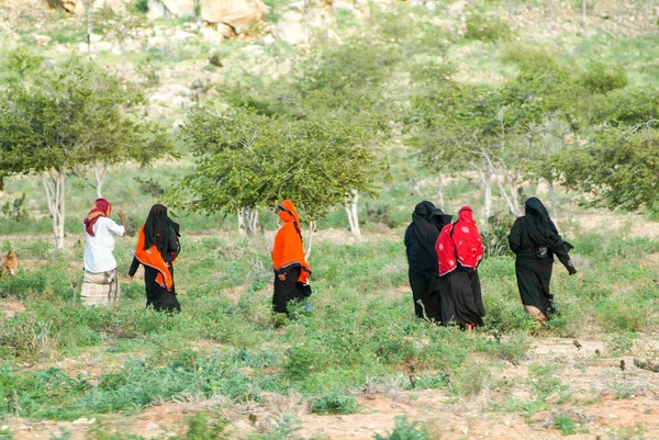Mujeres vestidas con burka en el campo de Socotra — Foto de Stock