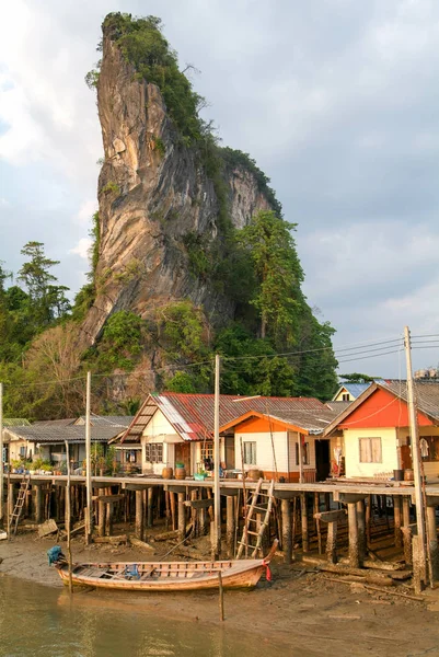 Koh panyee osada zbudowana na palach phang nga bay — Zdjęcie stockowe
