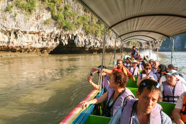 People on a tourist boat that runs through a cave — Stock Photo, Image