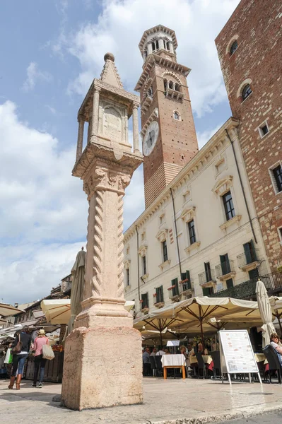 The Piazza delle Erbe in center of Verona city, Italy — Stock Photo, Image