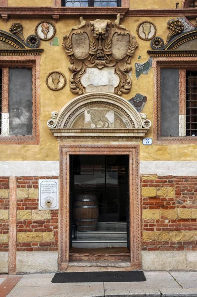 ヴェローナの街、イタリアの古いアーキテクチャ — ストック写真
