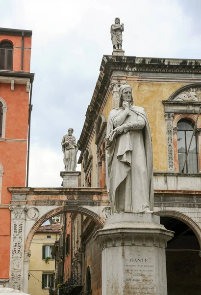 La statua del famoso poeta italiano Dante Alighieri — Foto Stock