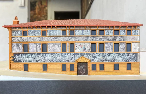 Verona boyalı bir ev modeli — Stok fotoğraf