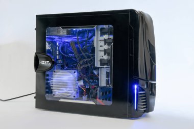 Işıklı bilgisayar donanım kutunun içine bir göz ile