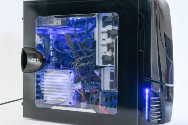 Işıklı bilgisayar donanım kutunun içine bir göz ile