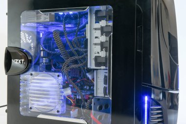 Işıklı bilgisayar donanım kutunun içine bir göz ile