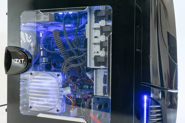 Işıklı bilgisayar donanım kutunun içine bir göz ile