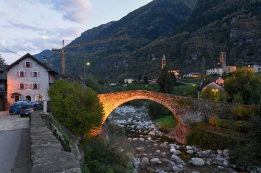 Giornico Leventina Vadisi üzerinde Roma köprüsü