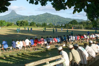 Mayotte Adası bir futbol maçında katılıyor insanlar