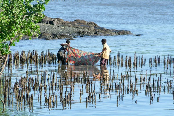 Barn som leker på ön Mayotte kusten, Frankrike — Stockfoto