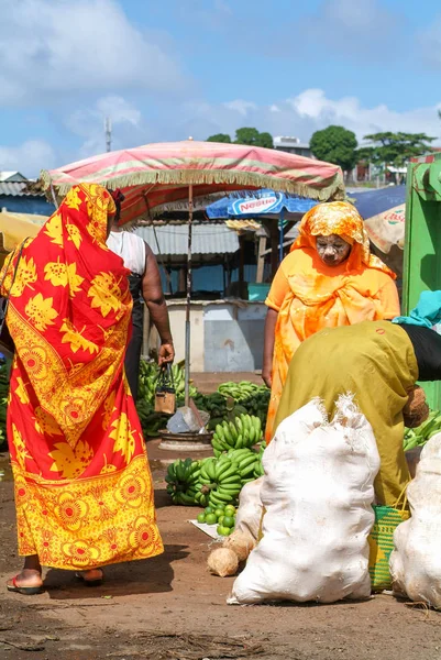 Mujer con ropa tradicional discutiendo en el mercado de Mayot — Foto de Stock