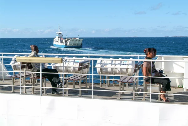 Twee veerboten, die cross op Mayotte en Reunion, Frankrijk — Stockfoto