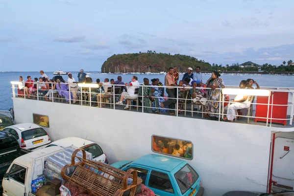 Persone che viaggiano in traghetto sull'isola di Mayotte, Francia — Foto Stock