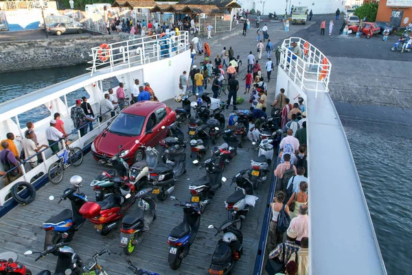 Mensen die uit de veerboot op Mayotte en Reunion, Frankrijk — Stockfoto