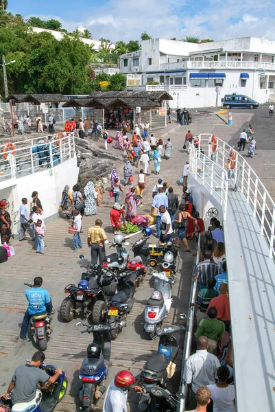 Mensen die uit de veerboot op Mayotte en Reunion, Frankrijk — Stockfoto