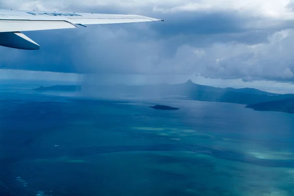 Avión sobrevolando la isla de Mayotte — Foto de Stock