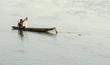  Balık ağı Champasak Laos üzerinde Mekong Nehri üzerinde geri çekilen onun Kano üzerinde fiserman