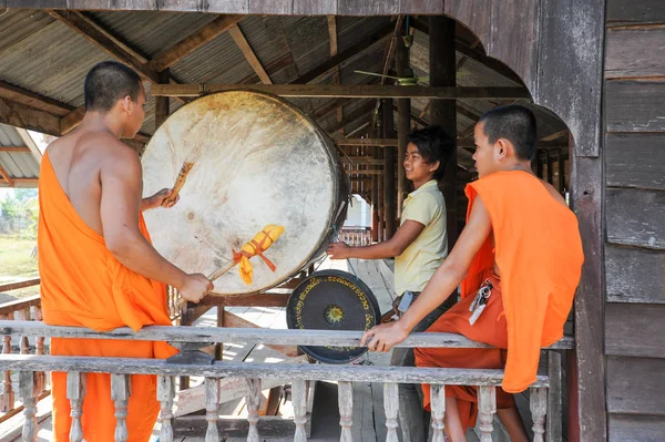 Monje budista tocando gran tambor en Champasak en Laos — Foto de Stock