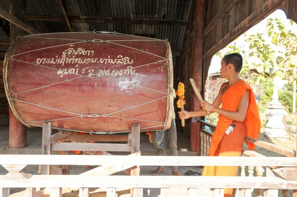 Monje budista tocando gran tambor en Champasak en Laos — Foto de Stock